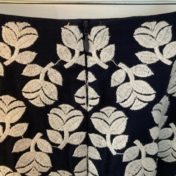 Boden tulip embroidered A line skirt, size 10L - Picture 4 of 8